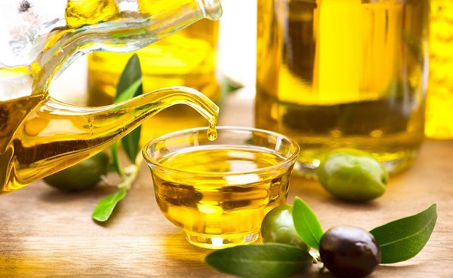 Trị mụn bằng dầu oliu có tốt không?