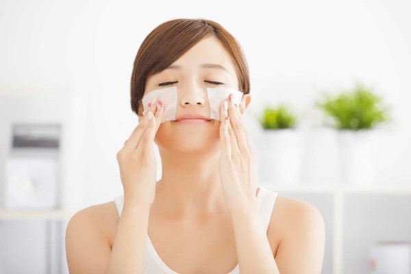 Sử dụng giấy thấm dầu-cách chăm sóc da mặt nhờn và lỗ chân lông to