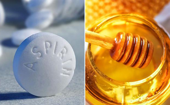 Trị mụn bằng Aspirin và mật ong giúp dưỡng trắng mịn da, đặc biệt cấp ẩm cho da