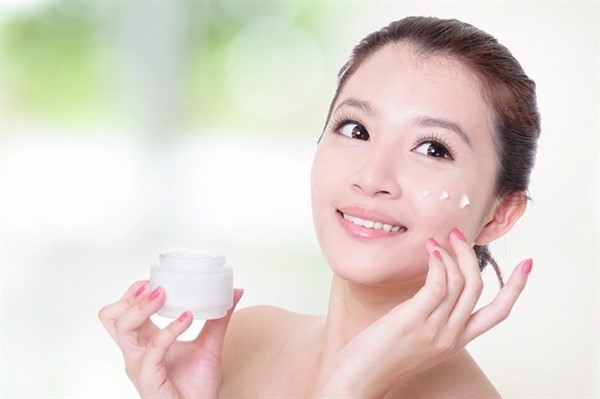 Sử dụng kem dưỡng ẩm thích hợp-cách trị lỗ chân lông to trên da mặt