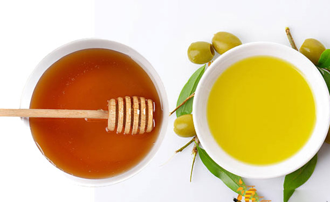 Trị mụn bằng dầu oliu kết hợp mật ong