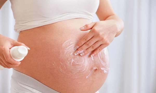 Thoa kem dưỡng ẩm giúp làm sao để không bị rạn da khi mang thai