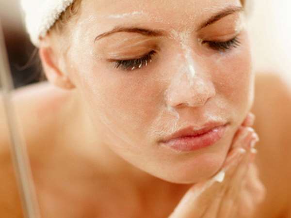 Tẩy da chết là các bước chăm sóc da mặt tại nhà