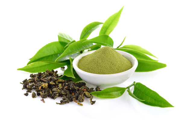 trị mụn nhọt bằng tinh dầu trà xanh giúp diệt vi khuẩn và làm giảm sự viêm nhiễm